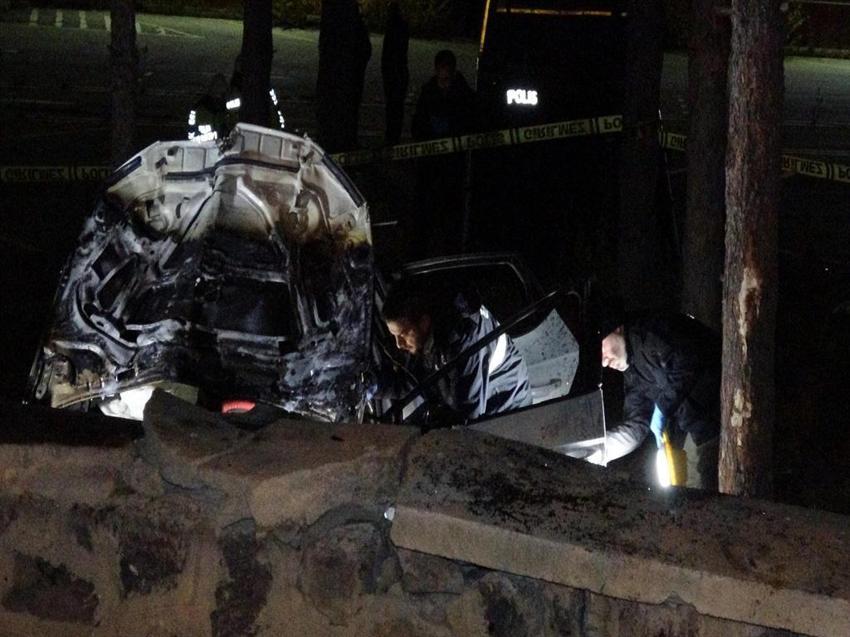 Erzurum'da otomobil önce refüje çarptı, sonra hastane bahçesine düşüp alev aldı: 3 genç öldü
