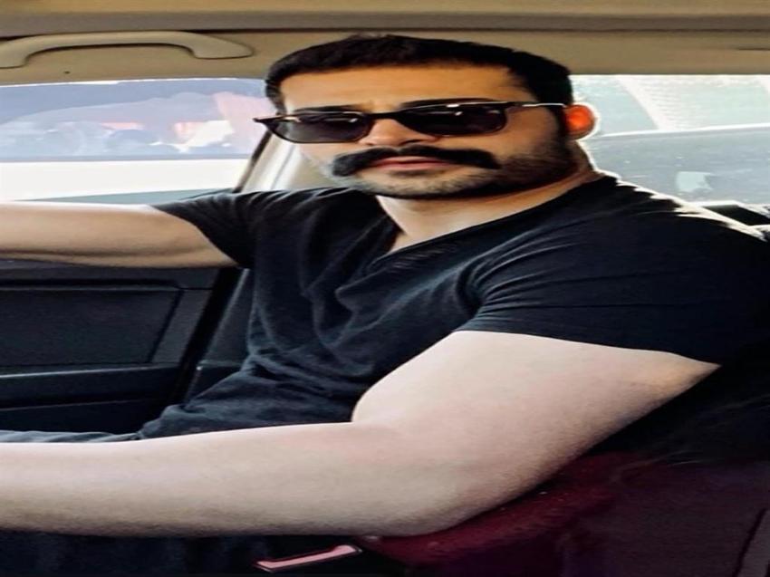 Erzurum'da otomobil önce refüje çarptı, sonra hastane bahçesine düşüp alev aldı: 3 genç öldü
