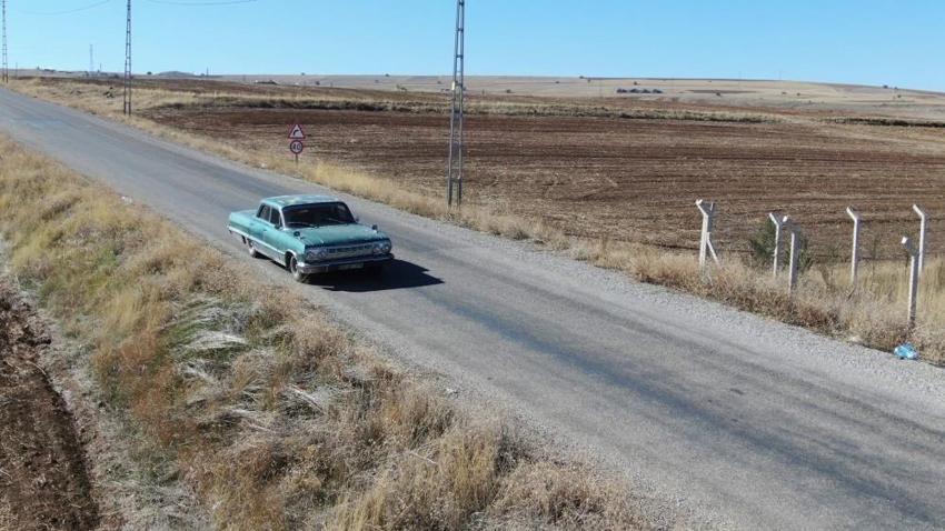 61 yıllık antika otomobiliyle yeni modellerin yardımına gidiyor!
