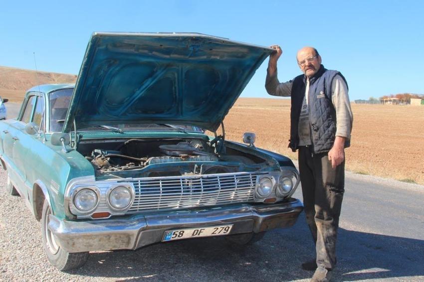 61 yıllık antika otomobiliyle yeni modellerin yardımına gidiyor!
