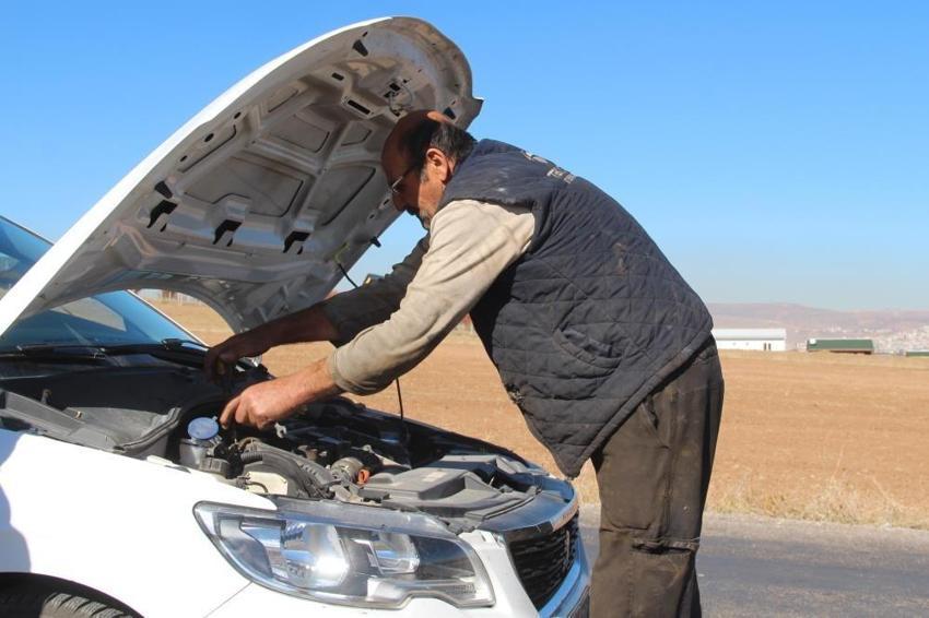 61 yıllık antika otomobiliyle yeni modellerin yardımına gidiyor!
