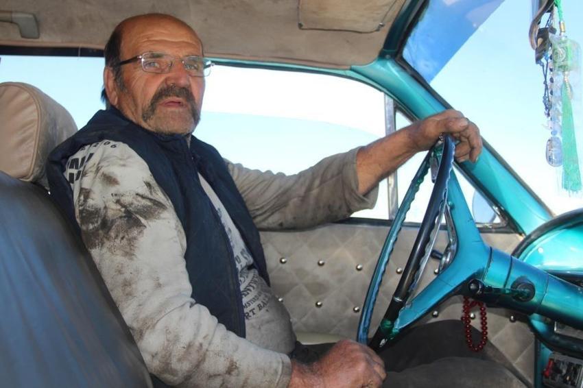 61 yıllık antika otomobiliyle yeni modellerin yardımına gidiyor!
