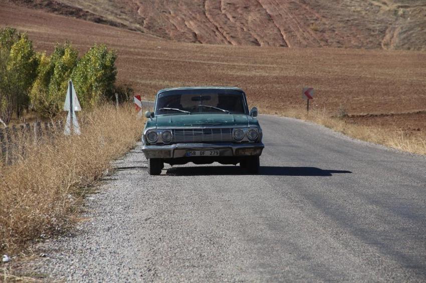 61 yıllık antika otomobiliyle yeni modellerin yardımına gidiyor!
