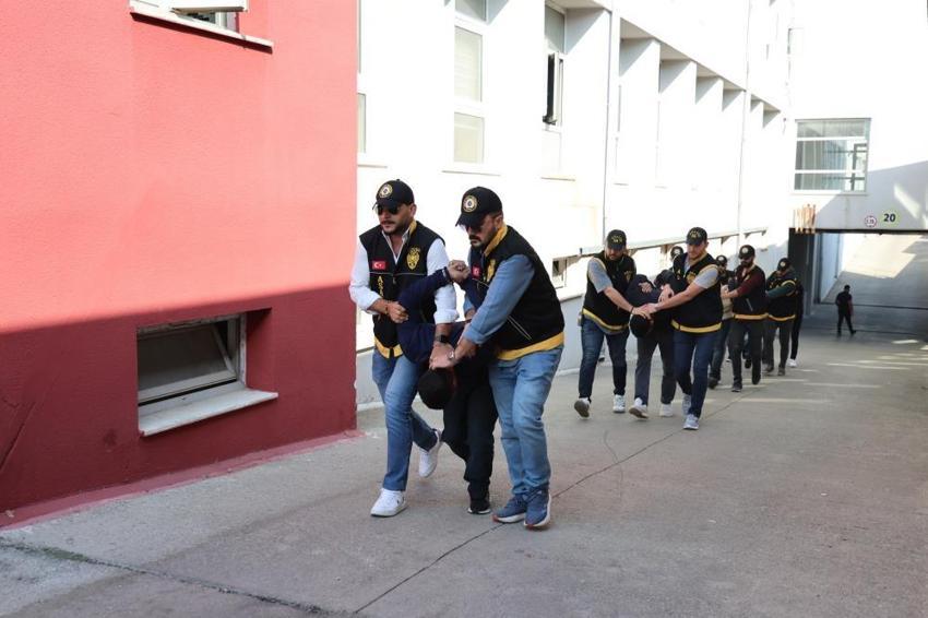 Adana'da inşaat firmasına haraç saldırısı kamerada! Yakalanan 6 kişinden 5'i çıkarıldığı mahkemece tutuklandı