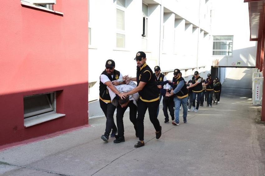 Adana'da inşaat firmasına haraç saldırısı kamerada! Yakalanan 6 kişinden 5'i çıkarıldığı mahkemece tutuklandı