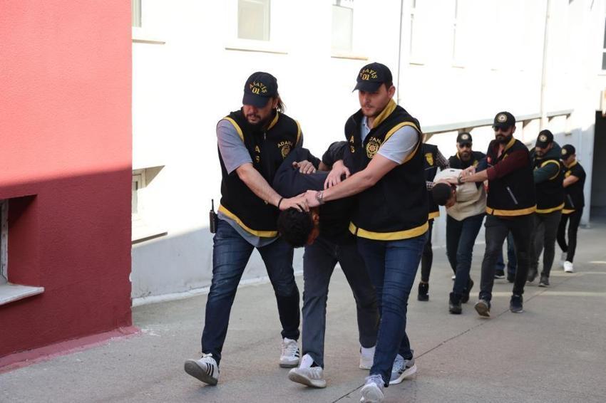 Adana'da inşaat firmasına haraç saldırısı kamerada! Yakalanan 6 kişinden 5'i çıkarıldığı mahkemece tutuklandı