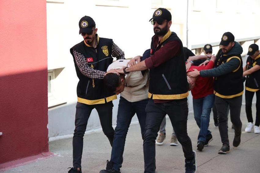 Adana'da inşaat firmasına haraç saldırısı kamerada! Yakalanan 6 kişinden 5'i çıkarıldığı mahkemece tutuklandı