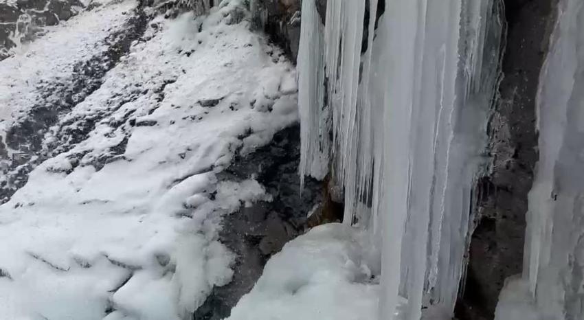 Cilo Dağı'nın eteklerinde şelaleler dondu! Dondurucu hava buz şarkıları oluşturdu
