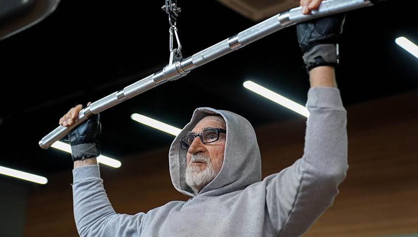 İzmir'de 81 yaşındaki Tevfik Doğan günde 3 saat spor yapıyor