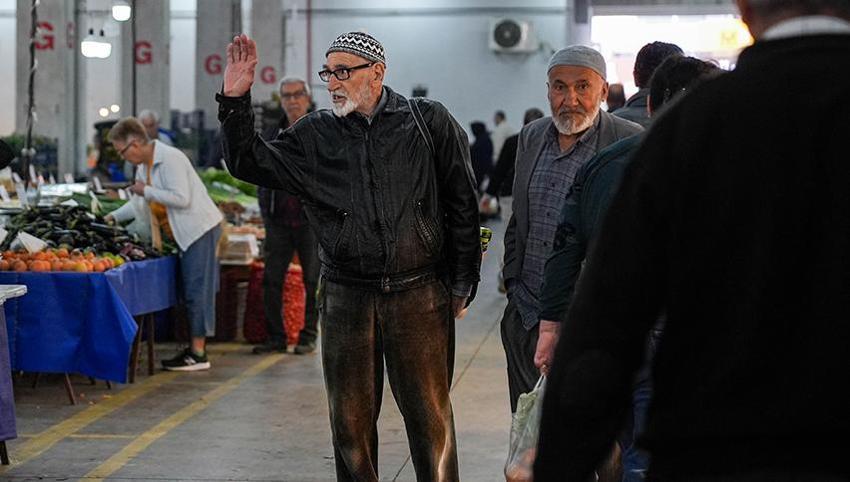 İzmir'de 81 yaşındaki Tevfik Doğan günde 3 saat spor yapıyor