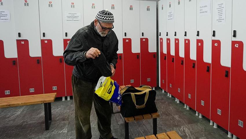 İzmir'de 81 yaşındaki Tevfik Doğan günde 3 saat spor yapıyor