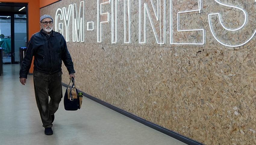 İzmir'de 81 yaşındaki Tevfik Doğan günde 3 saat spor yapıyor