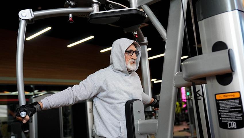 İzmir'de 81 yaşındaki Tevfik Doğan günde 3 saat spor yapıyor