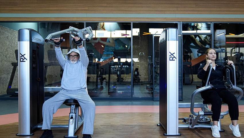 İzmir'de 81 yaşındaki Tevfik Doğan günde 3 saat spor yapıyor