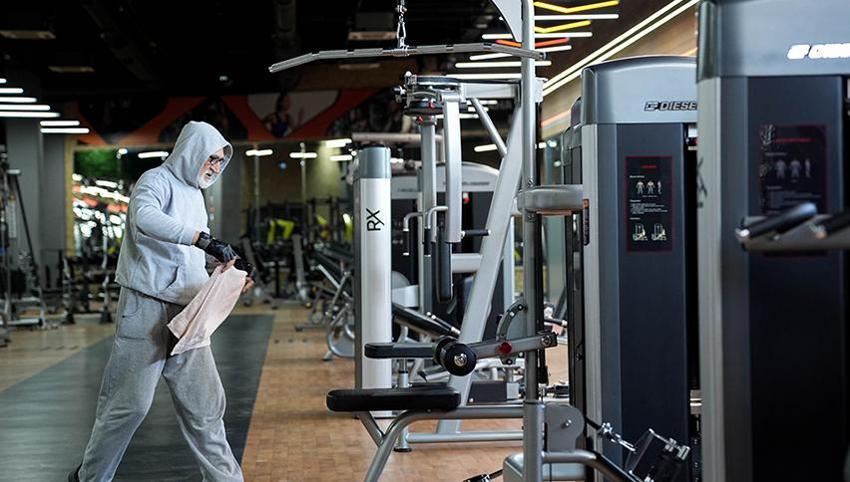 İzmir'de 81 yaşındaki Tevfik Doğan günde 3 saat spor yapıyor