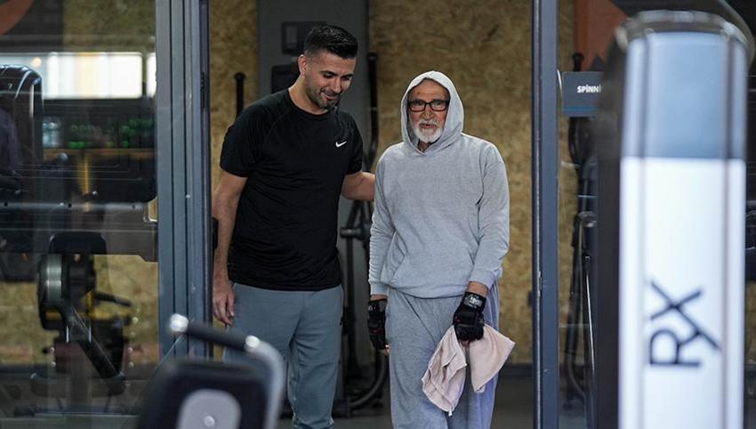 İzmir'de 81 yaşındaki Tevfik Doğan günde 3 saat spor yapıyor