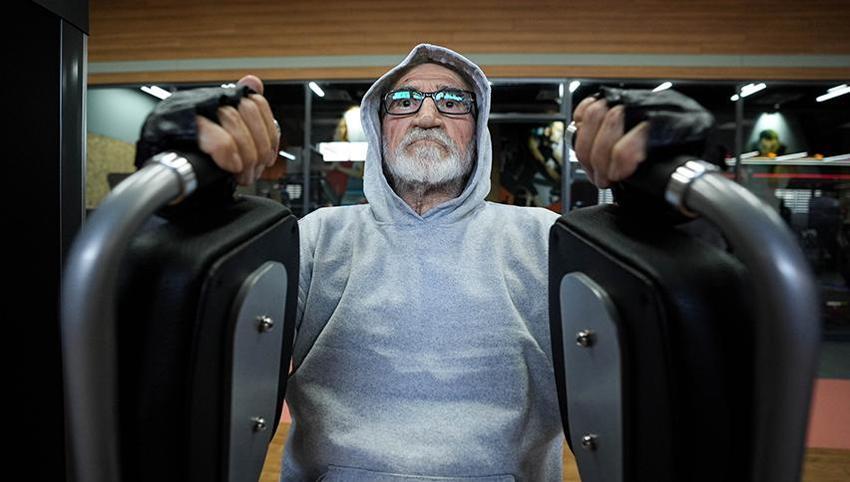 İzmir'de 81 yaşındaki Tevfik Doğan günde 3 saat spor yapıyor