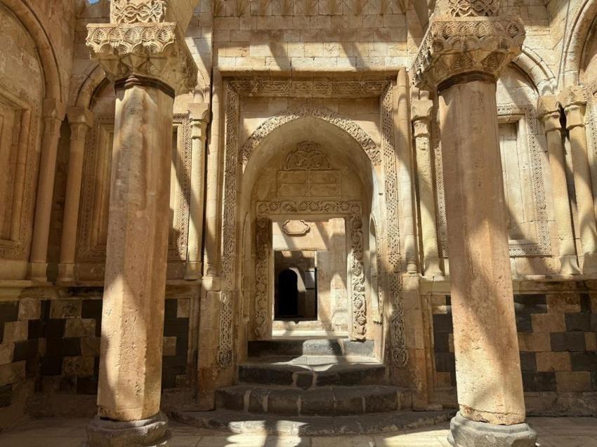 Tarihe ışık tutan İshak Paşa Sarayı ziyaretçi akınına uğruyor