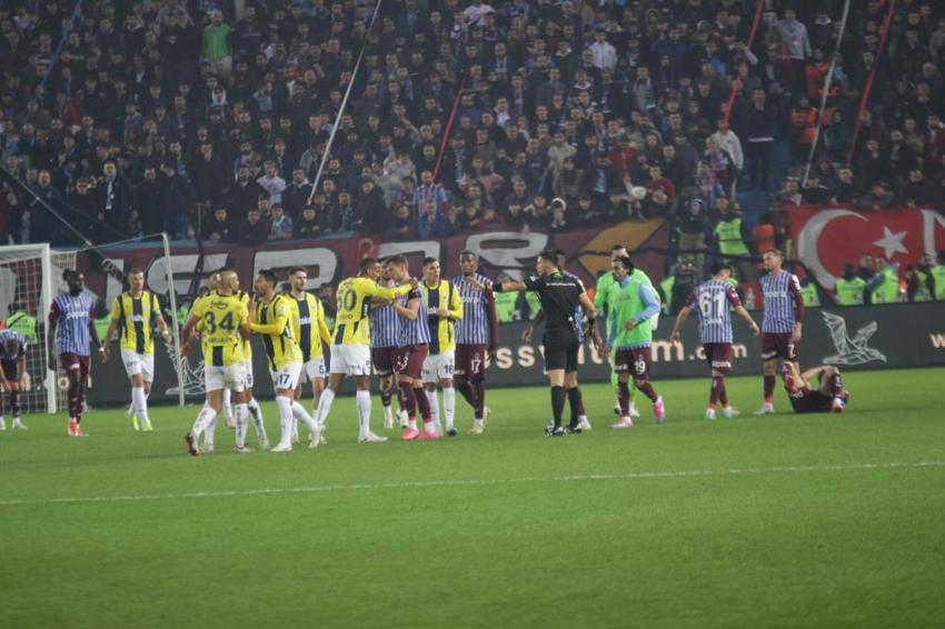 Fenerbahçe, Trabzon'da gol düellosundan galip çıktı
