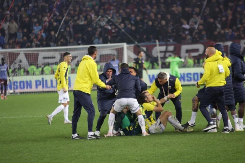 Fenerbahçe, Trabzon'da gol düellosundan galip çıktı