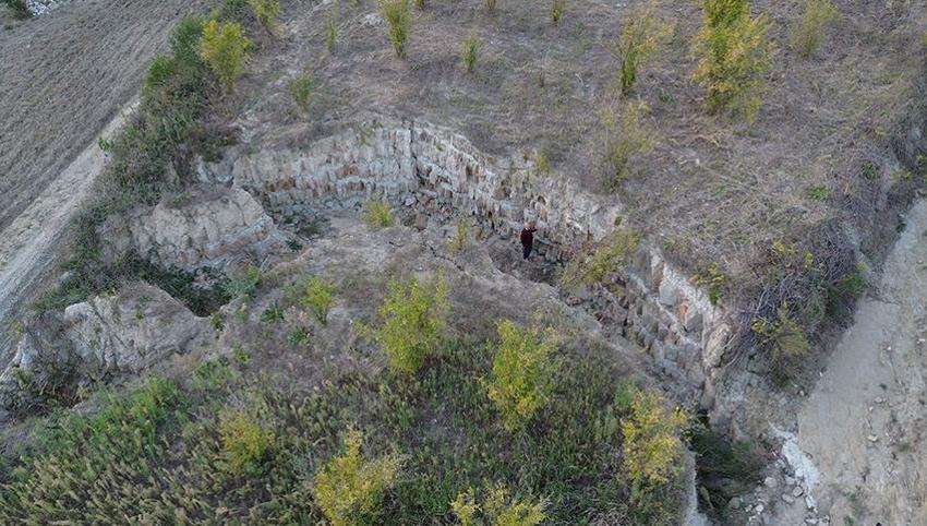 Hatay'da tarlayı ikiye ayıran devasa yarığı görenler ürperiyor