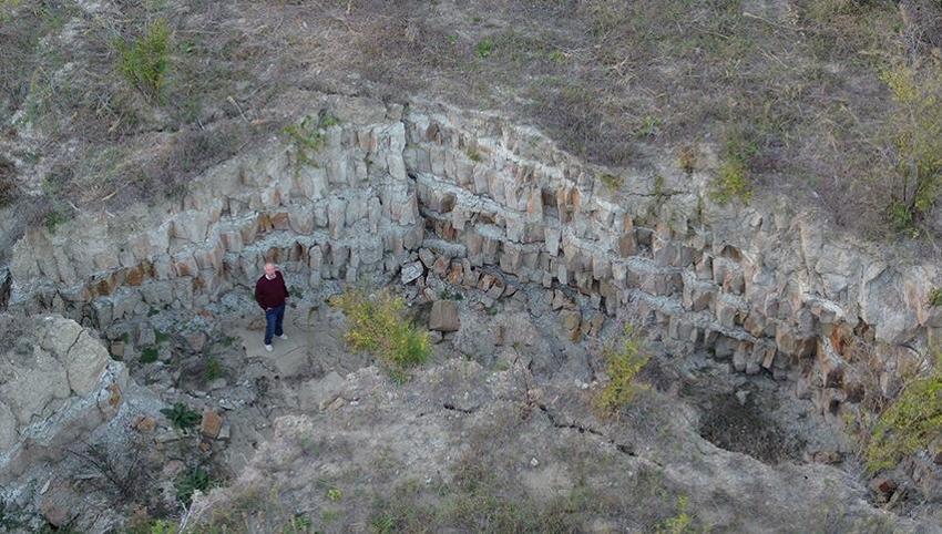 Hatay'da tarlayı ikiye ayıran devasa yarığı görenler ürperiyor