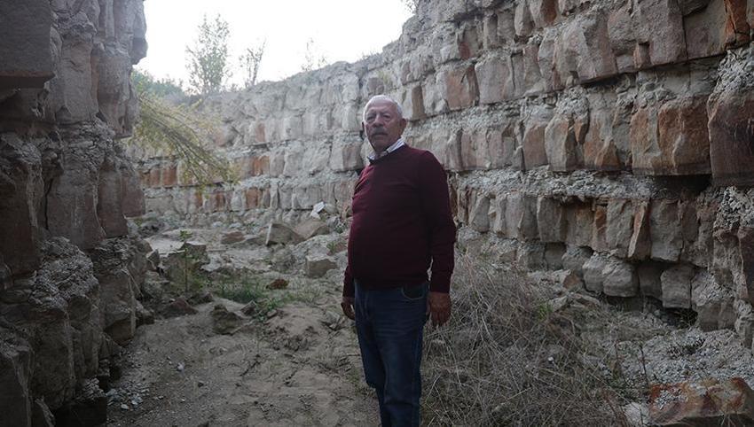 Hatay'da tarlayı ikiye ayıran devasa yarığı görenler ürperiyor