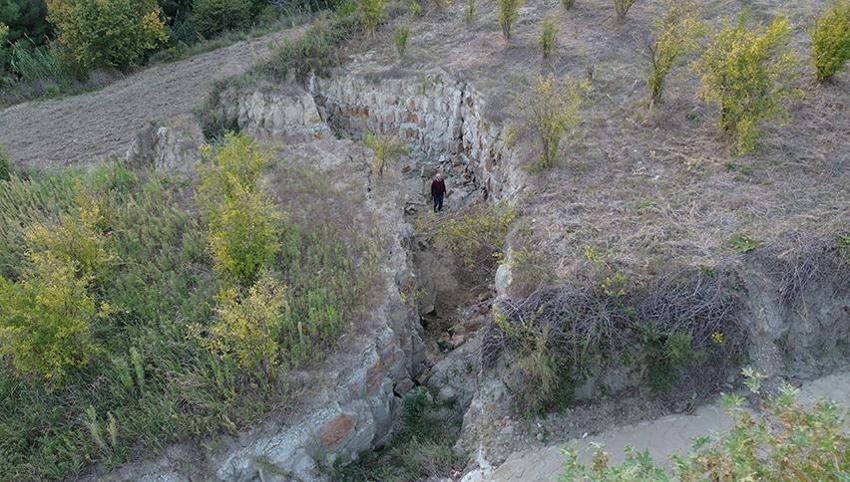 Hatay'da tarlayı ikiye ayıran devasa yarığı görenler ürperiyor