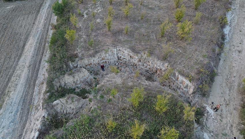 Hatay'da tarlayı ikiye ayıran devasa yarığı görenler ürperiyor