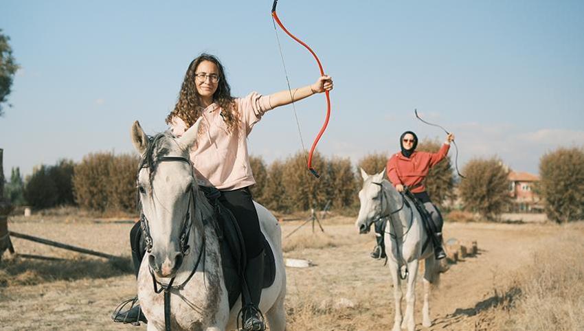 Kayseri'de kadın okçular erkeklere meydan okuyor