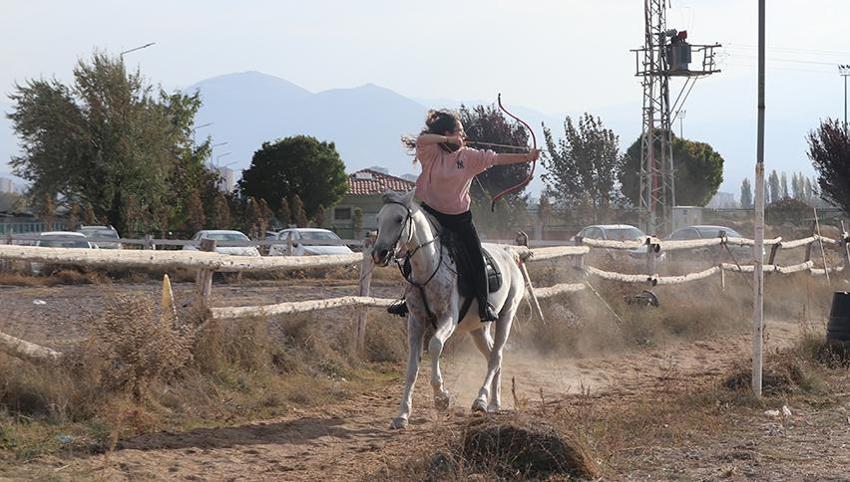 Kayseri'de kadın okçular erkeklere meydan okuyor
