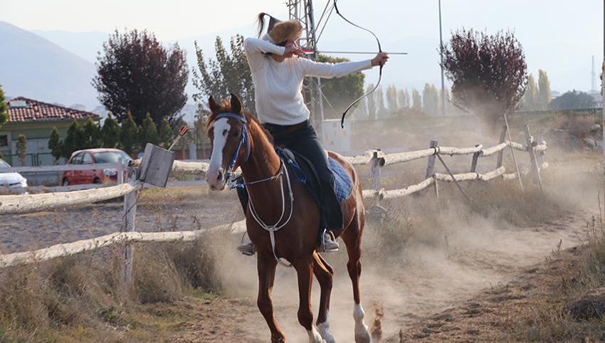 Kayseri'de kadın okçular erkeklere meydan okuyor
