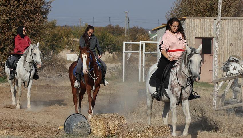 Kayseri'de kadın okçular erkeklere meydan okuyor