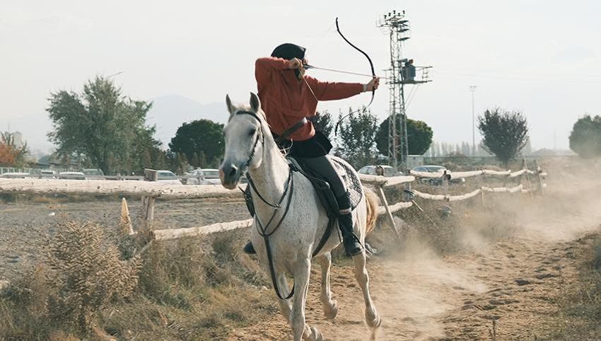 Kayseri'de kadın okçular erkeklere meydan okuyor