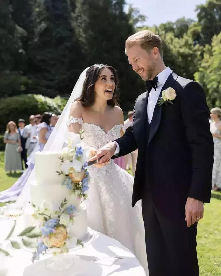 Karsu bebeğin cinsiyetini pankartla duyurdu
