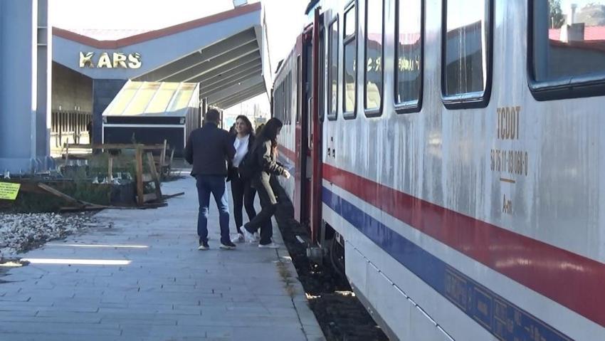 Doğu ekspresiyle masalsı yolculuk yerli ve yabancı turistin gözdesi! Eşsiz manzaralar sunuyor