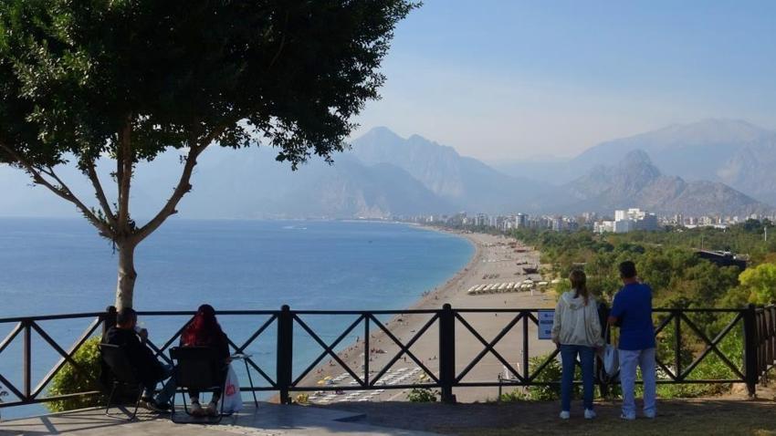 Antalya'da yaz Kasım ayında da devam ediyor! Deniz ve hava sıcaklığı eşitlendi