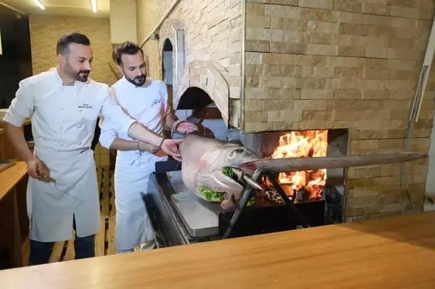 Ankara'da 75 kiloluk kılıç balığından cağ kebabı yapıldı