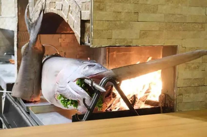 Ankara'da 75 kiloluk kılıç balığından cağ kebabı yapıldı