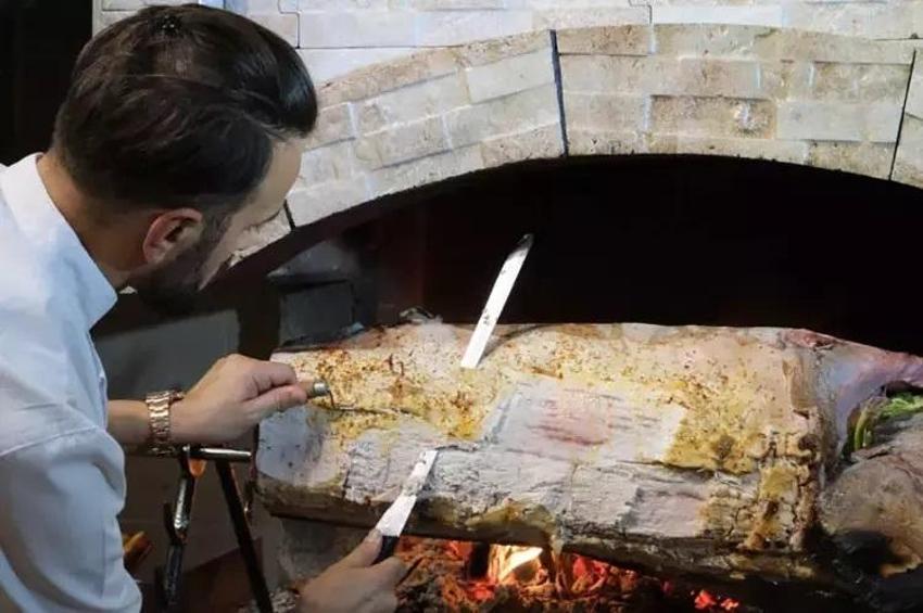 Ankara'da 75 kiloluk kılıç balığından cağ kebabı yapıldı