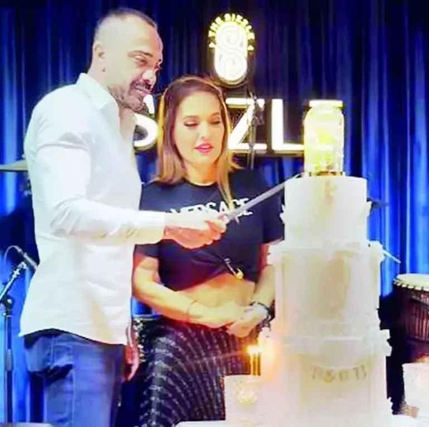 Demet Akalın ve Okan Kurt'tan 13. yıldönümü eğlencesi! Yakın dostları yalnız bırakmadı