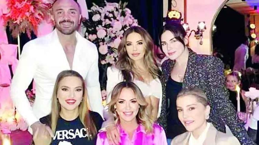 Demet Akalın ve Okan Kurt'tan 13. yıldönümü eğlencesi! Yakın dostları yalnız bırakmadı