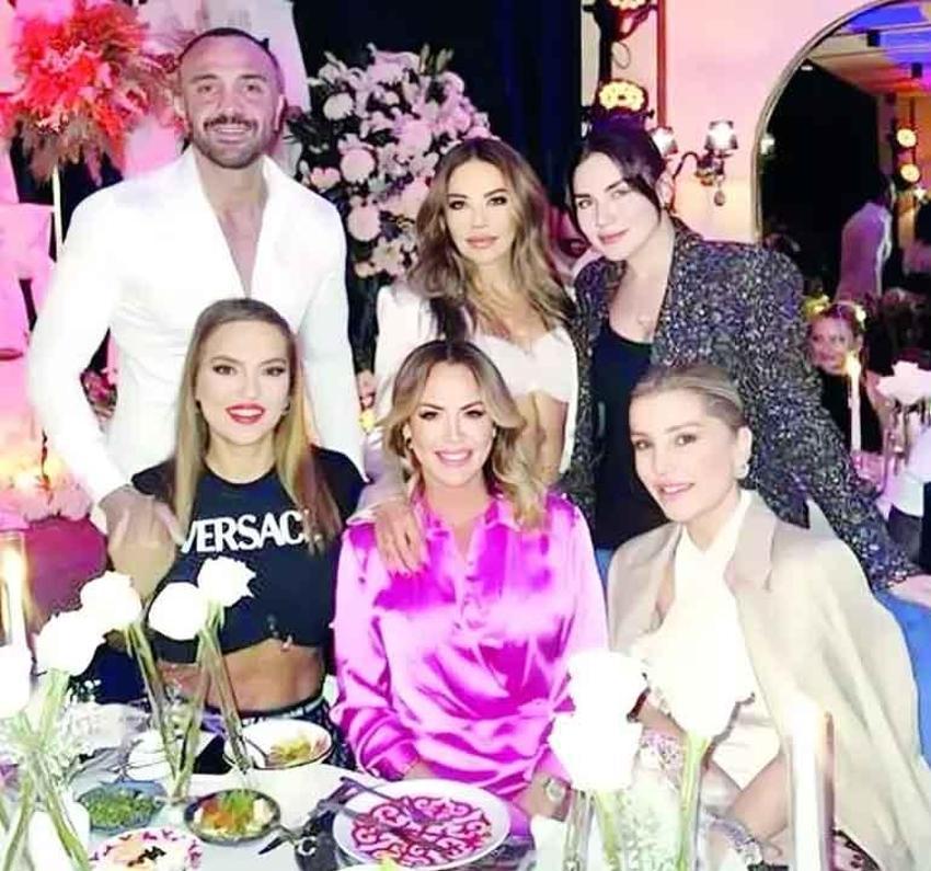 Demet Akalın ve Okan Kurt'tan 13. yıldönümü eğlencesi! Yakın dostları yalnız bırakmadı
