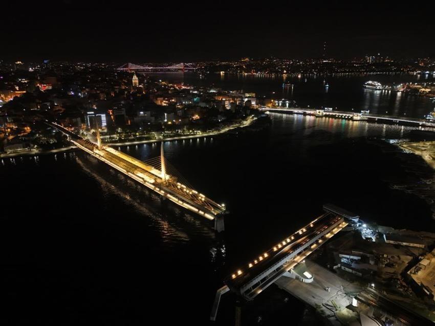 Lüks mega yat Türkiye'de üretildi! Haliç Köprüsü'nde görüntülendi
