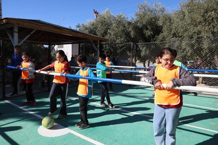Sosyal medyada gördüler geri dönüşümden dev oyuncaklar yaptılar: Okul bahçesinde dev langırt!