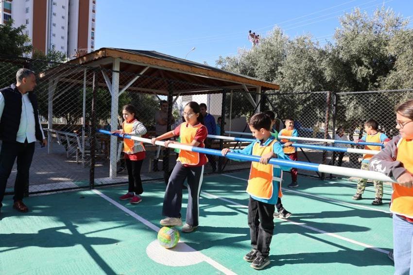 Sosyal medyada gördüler geri dönüşümden dev oyuncaklar yaptılar: Okul bahçesinde dev langırt!