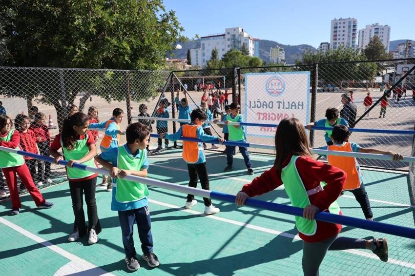 Sosyal medyada gördüler geri dönüşümden dev oyuncaklar yaptılar: Okul bahçesinde dev langırt!