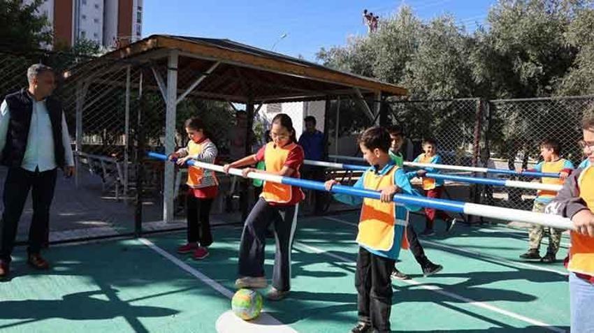 Sosyal medyada gördüler geri dönüşümden dev oyuncaklar yaptılar: Okul bahçesinde dev langırt!