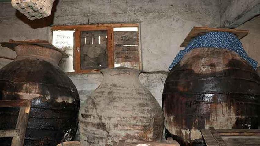 Binlerce yıllık fıçılarda mayalanıyor: Yazıköy'de sirke kültürü yüzyıllardır devam ediyor