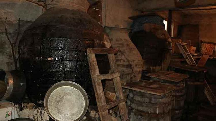 Binlerce yıllık fıçılarda mayalanıyor: Yazıköy'de sirke kültürü yüzyıllardır devam ediyor